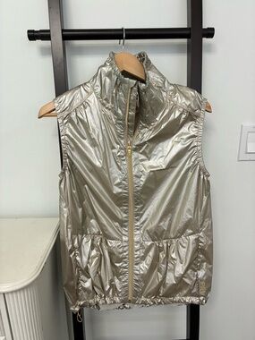 Statement vest! Lija gold golf vest. Size M. Almost new! Windbreaker lightweight